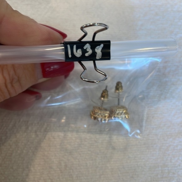 💐5/25 large sparkly stud earrings gold tone edge detail elegant nice quality - Picture 6 of 6